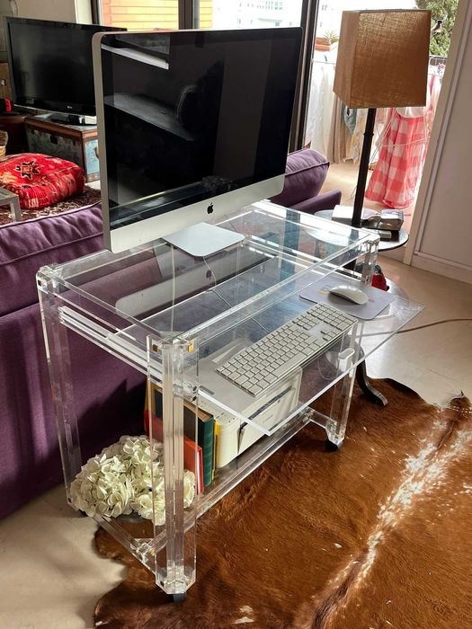 Consola / Secretária em Acrílico Transparente com Rodas – Bom Estado