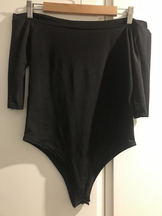 Czarne body z odkrytymi ramionami