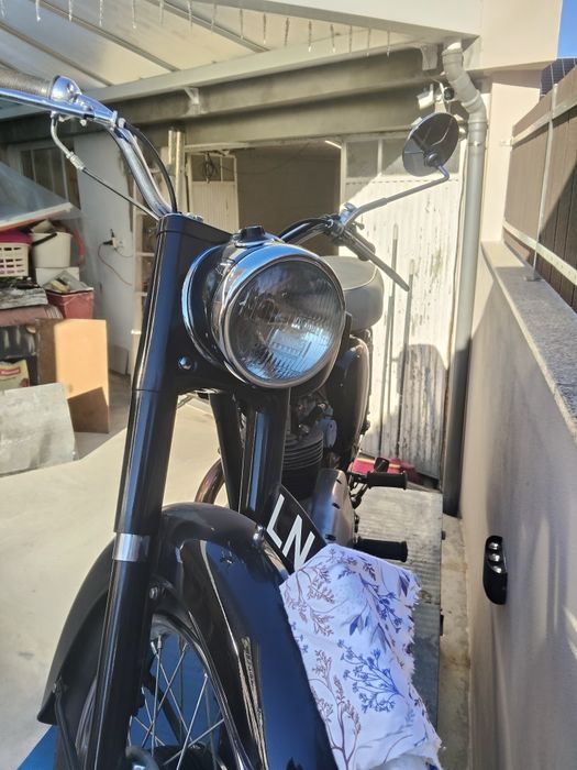 Mota clássica BSA C15 com restauro completo