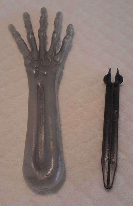 Ręka, dłoń szkieleta, wystająca z ziemi (Zabawka, dekoracja, Halloween