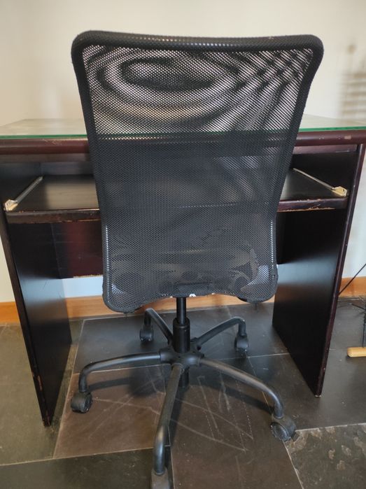 Vendo secretária pequena com cadeira giratória