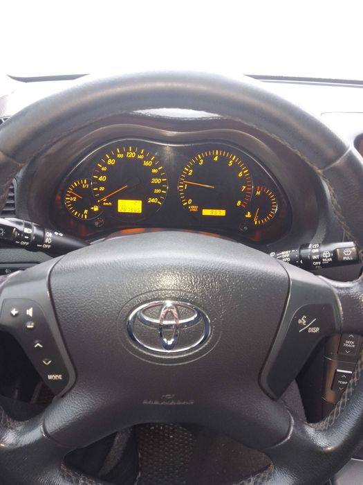 Тойота авенсіс 2005