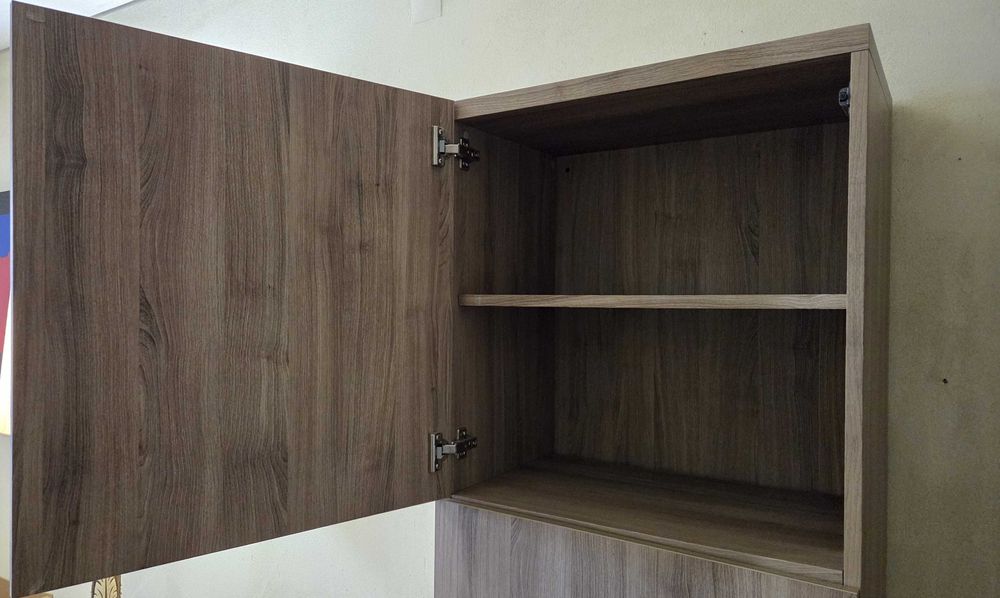 Estante com portas  Ikea:
Módulo com 3 portas, al 193cm, largura 60cm
com 6 prateleiras interiores. carvalho