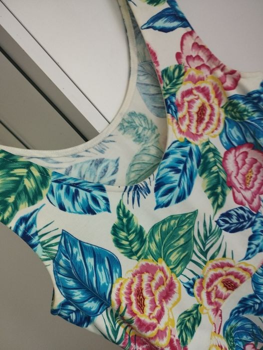 Śliczna letnia sukienka M