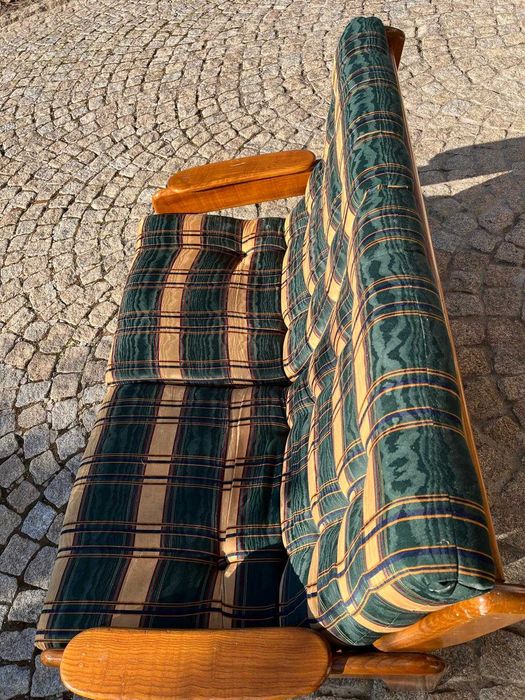 Sofá antigo em madeira almofadado