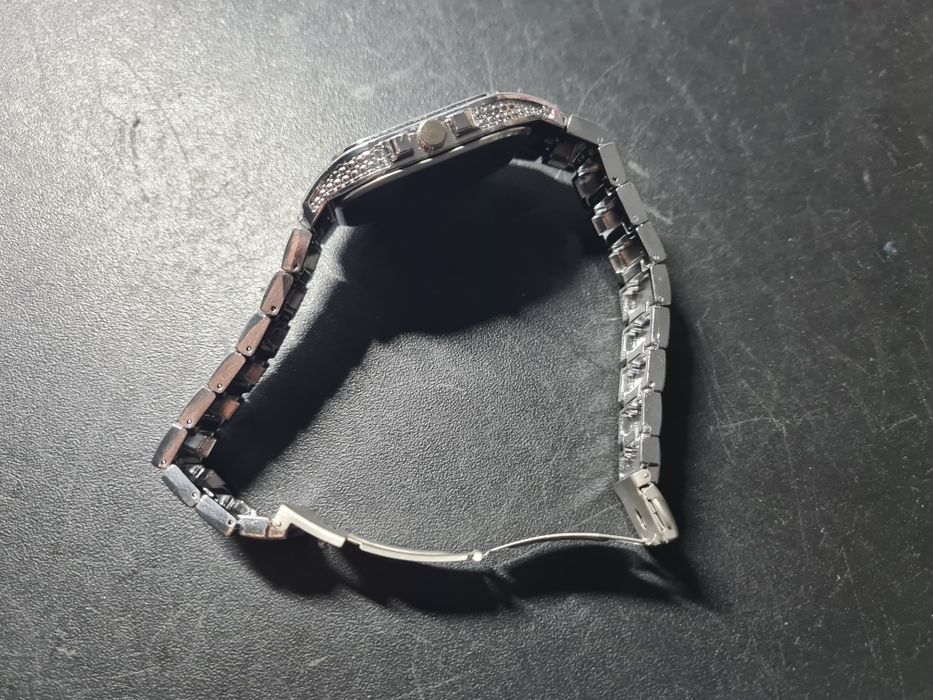 Zegarek z cyrkoniami