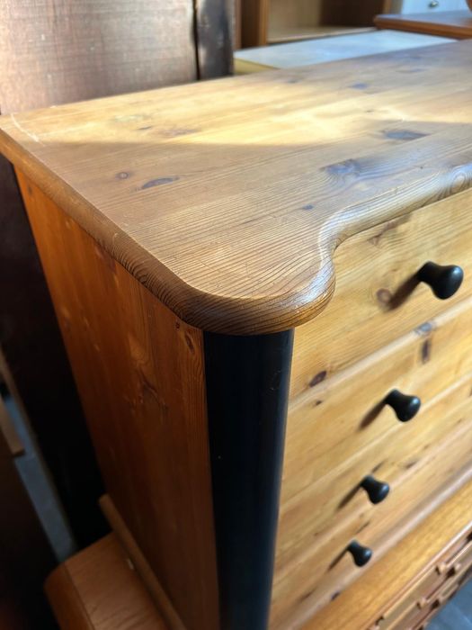 Drewniana komoda z szufladami