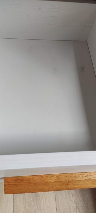 Biurko białe z blatem w kolorze drewna