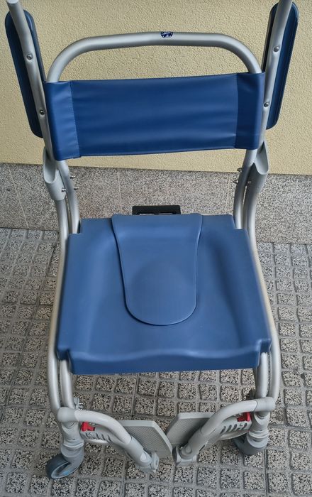 Cadeira de rodas para banho e sanitária