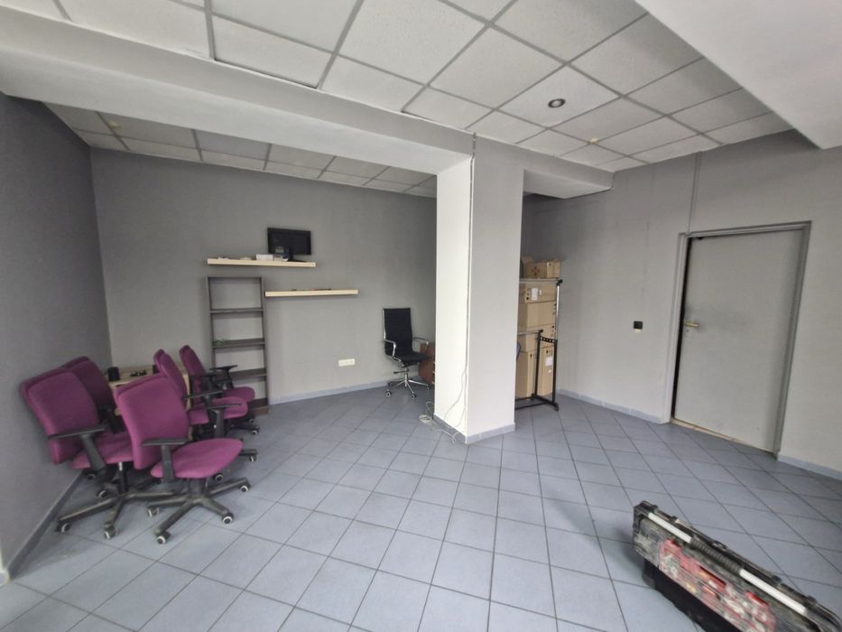 Продам в центрі приміщення офісне