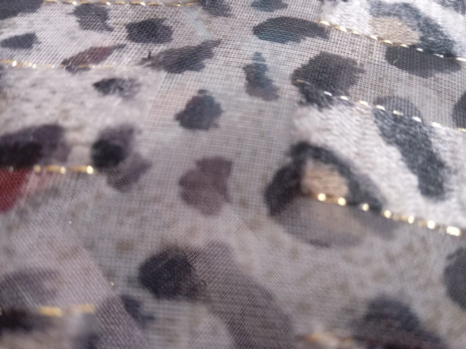 Długa, elegancka, cienka narzutka w cętki, ze złotą nitką