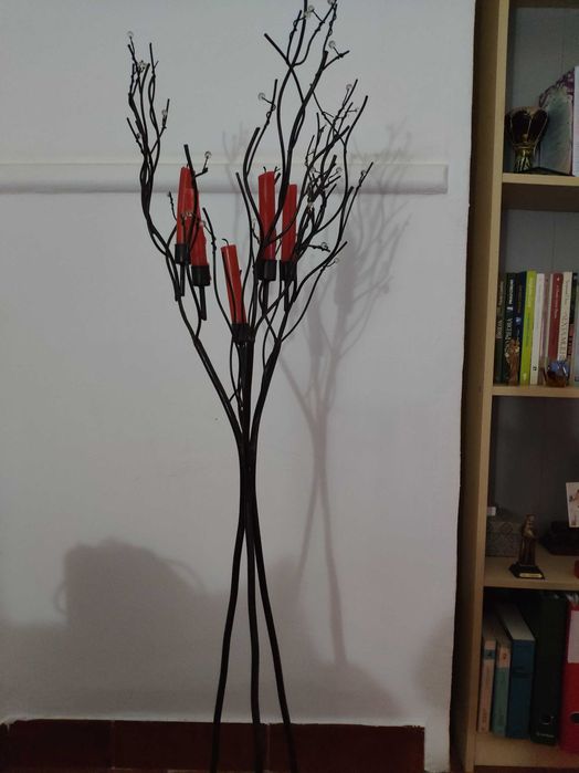 Vendo castiçal em ferro preto de triplo pé, de 5 velas