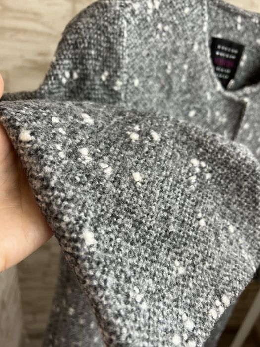 Сіре легке коротке жіноче пальто