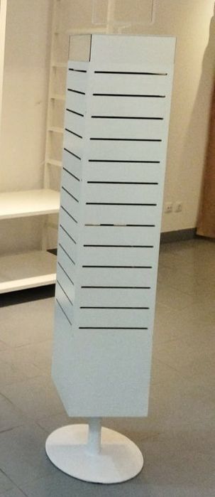 Montras, expositores e vitrines