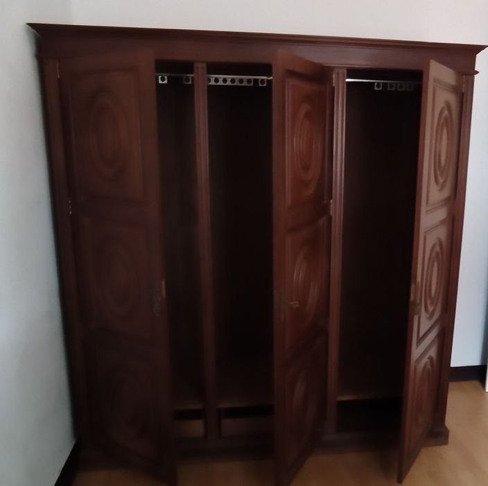 Roupeiro guardafatos 3 portas, 3 gavetas, espelho interior