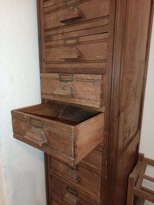 Móvel Antigo de gavetas