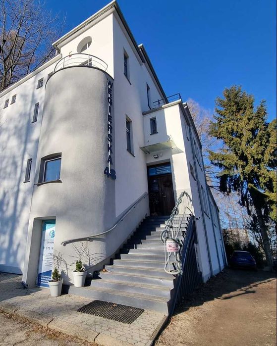 Budynek usługowo handlowy z miejscami parkingowymi.