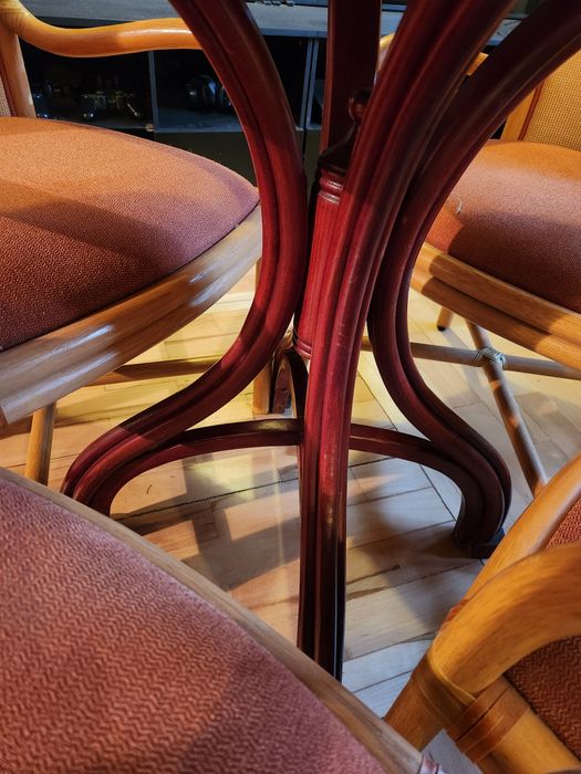 Sprzedam 4 krzesła oraz stół