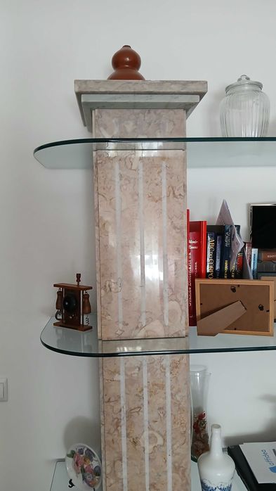 Estante de mármore e vidro