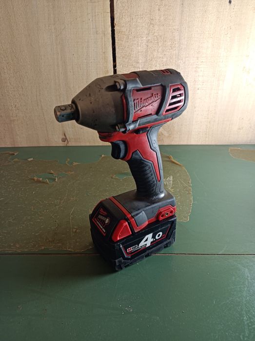 Klucz udarowy Milwaukee m18 BIW12 z baterią 4.0ah