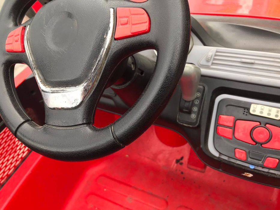 Дитячий електромобіль