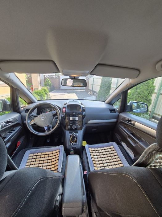 OPEL ZAFIRA 2011 року