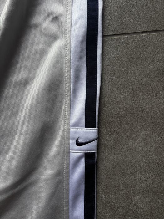 Śliskie szare dresy Nike typu proste