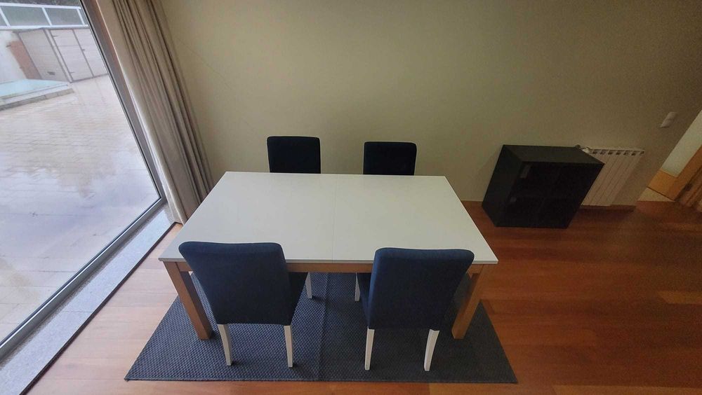Mesa de refeição extensível + 4 cadeiras