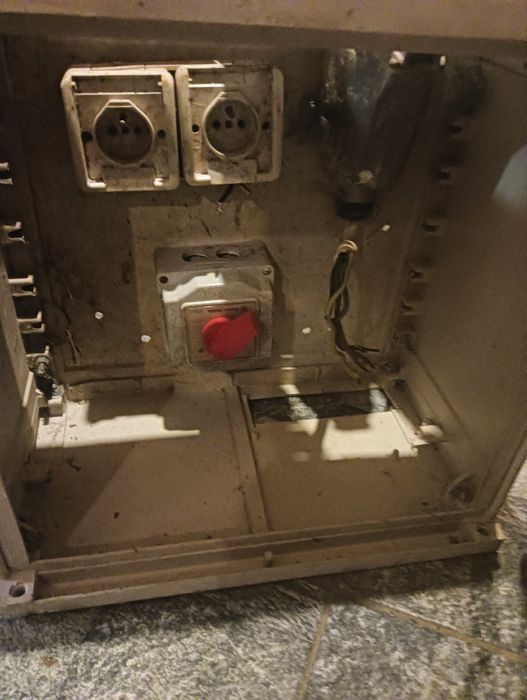 Skrzynka na prąd na budowę