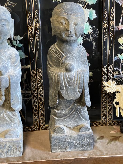 ESCULTURA EM PEDRA RARA DE DOIS LUOHAN DINASTIA LIAO ORIENTAL CHINES TIBETANO