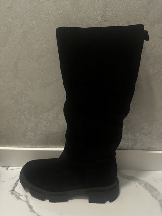 Зимові жіночі замшеві сапоги