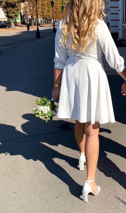 Продам белое платье на запах