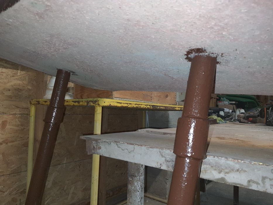 Столы из бетона на железных ногах.