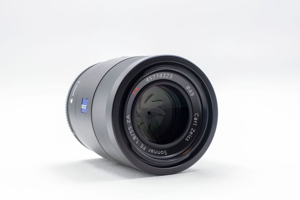Sony FE 55mm f/1.8 ZA Zeiss — excelente estado, com caixa e acessórios