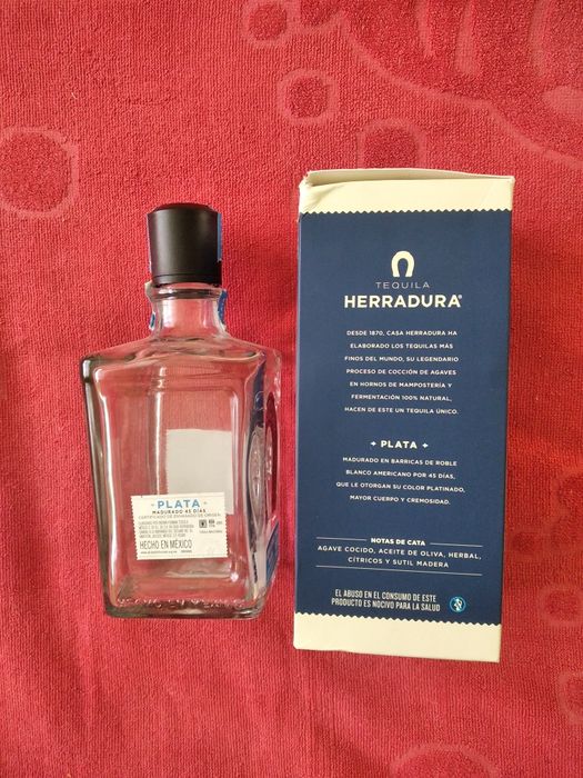 Пляшка і коробка з-під текіли  (ціна з олх доставкою)
