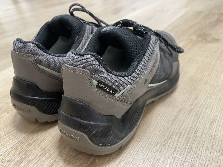 Кросівки Adidas, жіночі