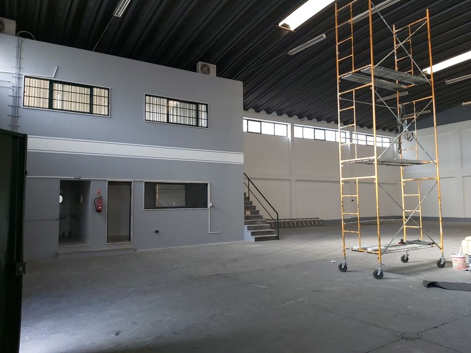 Armazém amplo  bons acessos 575m