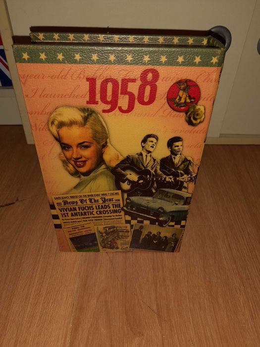 Caixa Livro em madeira e tela pintada ano 1958 arrumação/decorativo