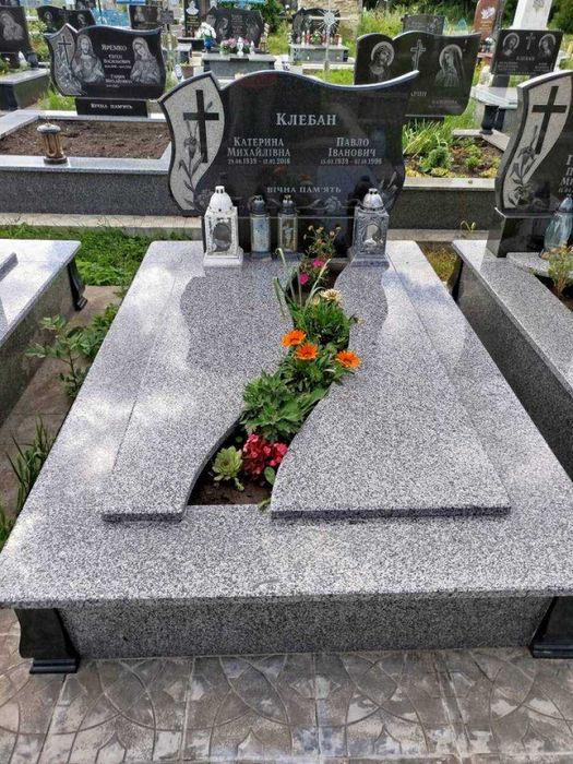 Пам'ятники з граніту.
