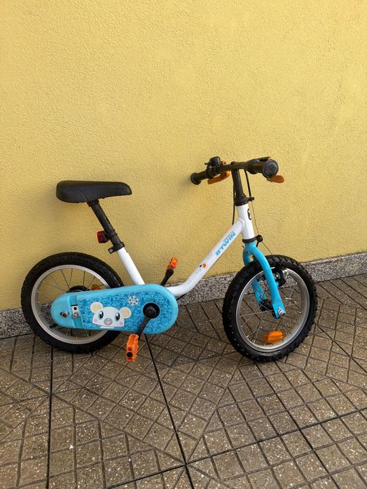 Bicicleta criança azul com rodas de apoio