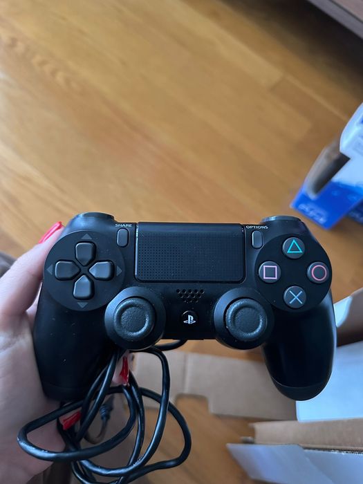 PS4 (1TB) + 2 comandos + câmara