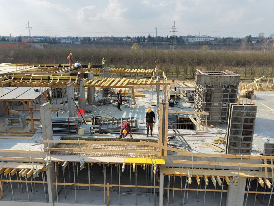 Wynajem i sprzedaż szalunków rusztowań podnośników kontenerów ogrodzeń