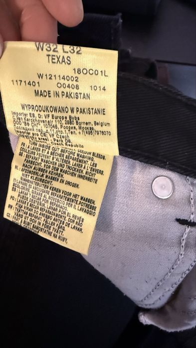 Czarne spodnie proste wrangler jeansy