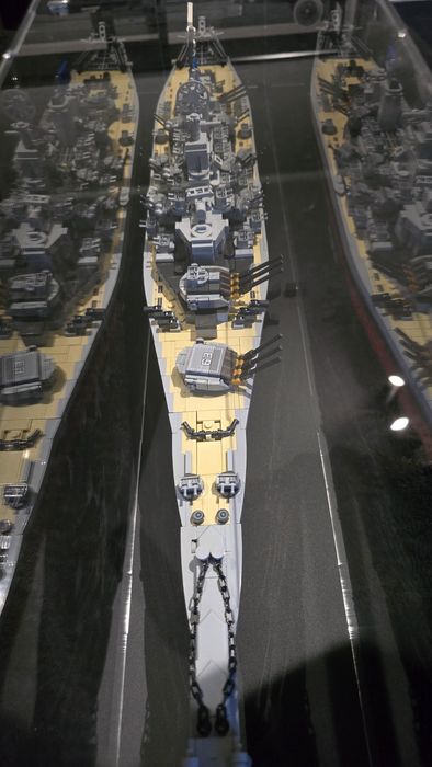 Klocki typu LEGO (Złożone) - USS Missouri w gablocie!