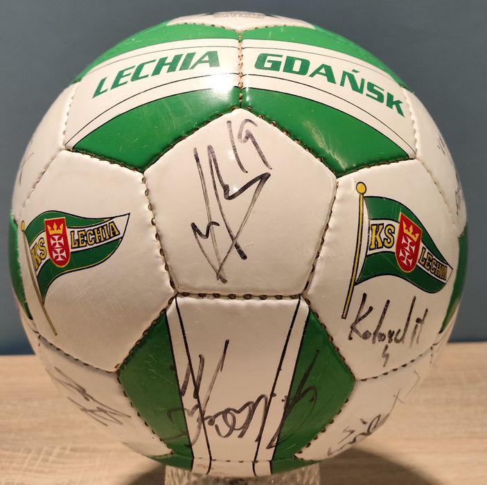 Piłka z podpisami drużyny Lechi Gdańsk