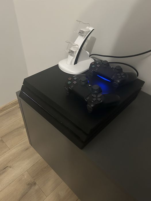Ps 4 PRO + 2 джойстика + зарядна станція+ три диска + куплені ігри