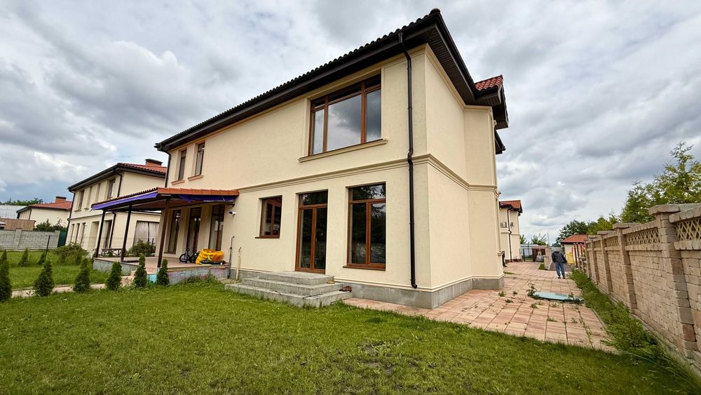 Без%.Продаж дуплекса в КМ "Фонтан",є басейн,барбекю. Підгірці.3 сотки