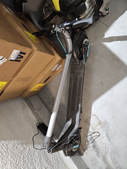 Hulajnoga elektryczna Motus Scooty 8,5+ uszkodzona