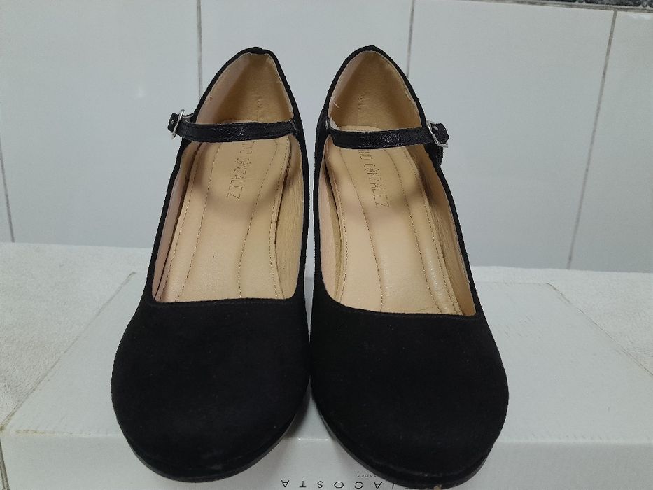 Sapatos de salto alto de marca