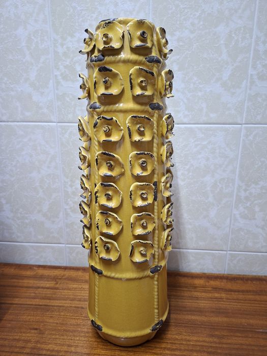 Jarra amarela e jarra de fiança
